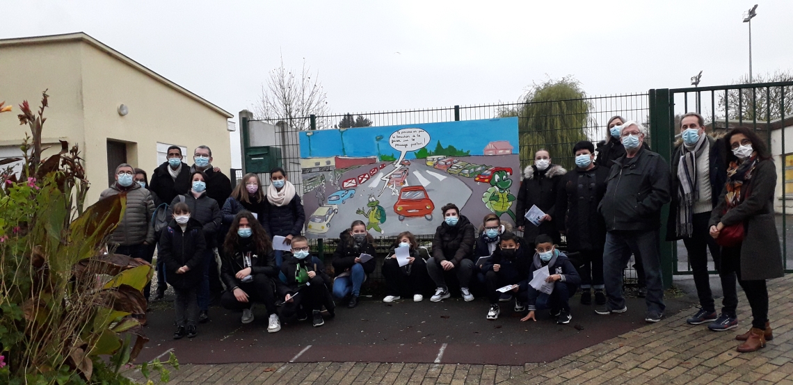 Le CMJ, membres du Conseil Municipal et parents devant l'école pour la campagne de sensibilisation à la sécurité routière