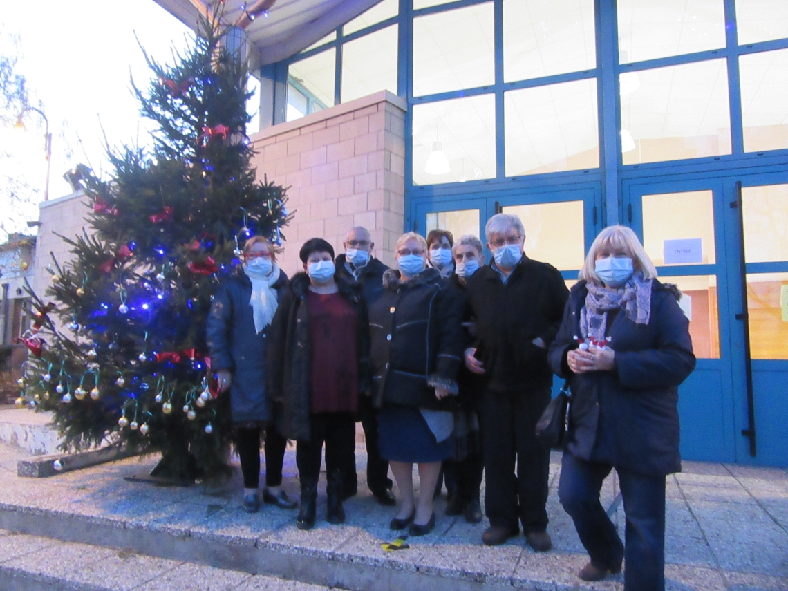 Les membres du Comité Téléthon et les élus de Guesnain lors de l'action "Sapin de Noël" de 2020.