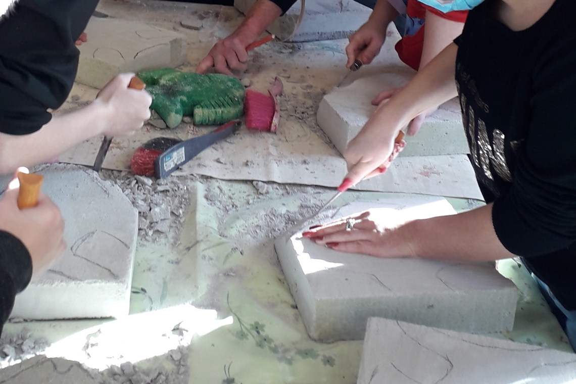 Les jeunes du LALP lors de l'atelier sculpture.