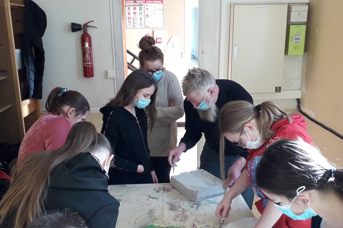 Les jeunes du LALP lors de l'atelier sculpture.