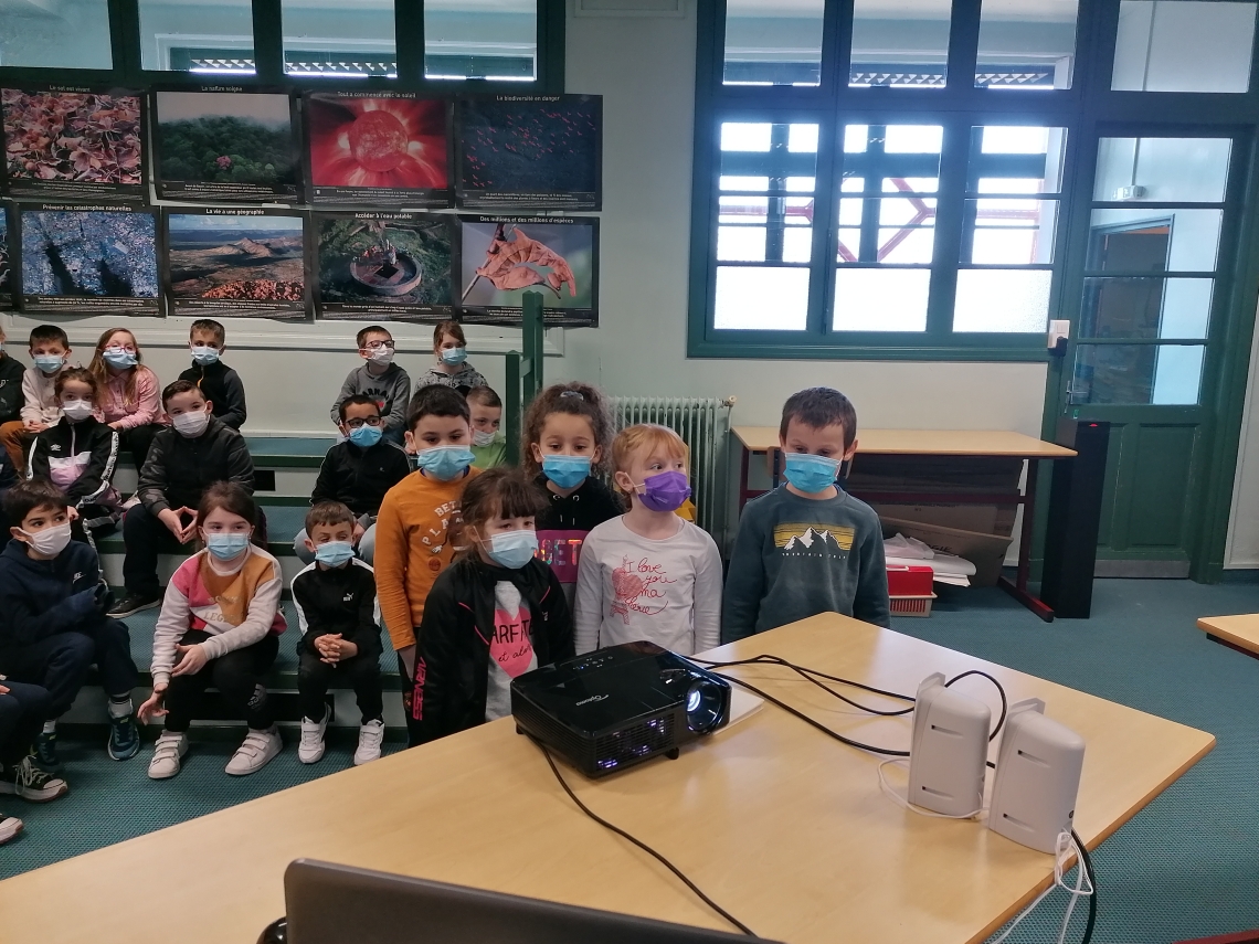 Les enfants de l'école primaire chantent pour les résidents du Foyer Logements.