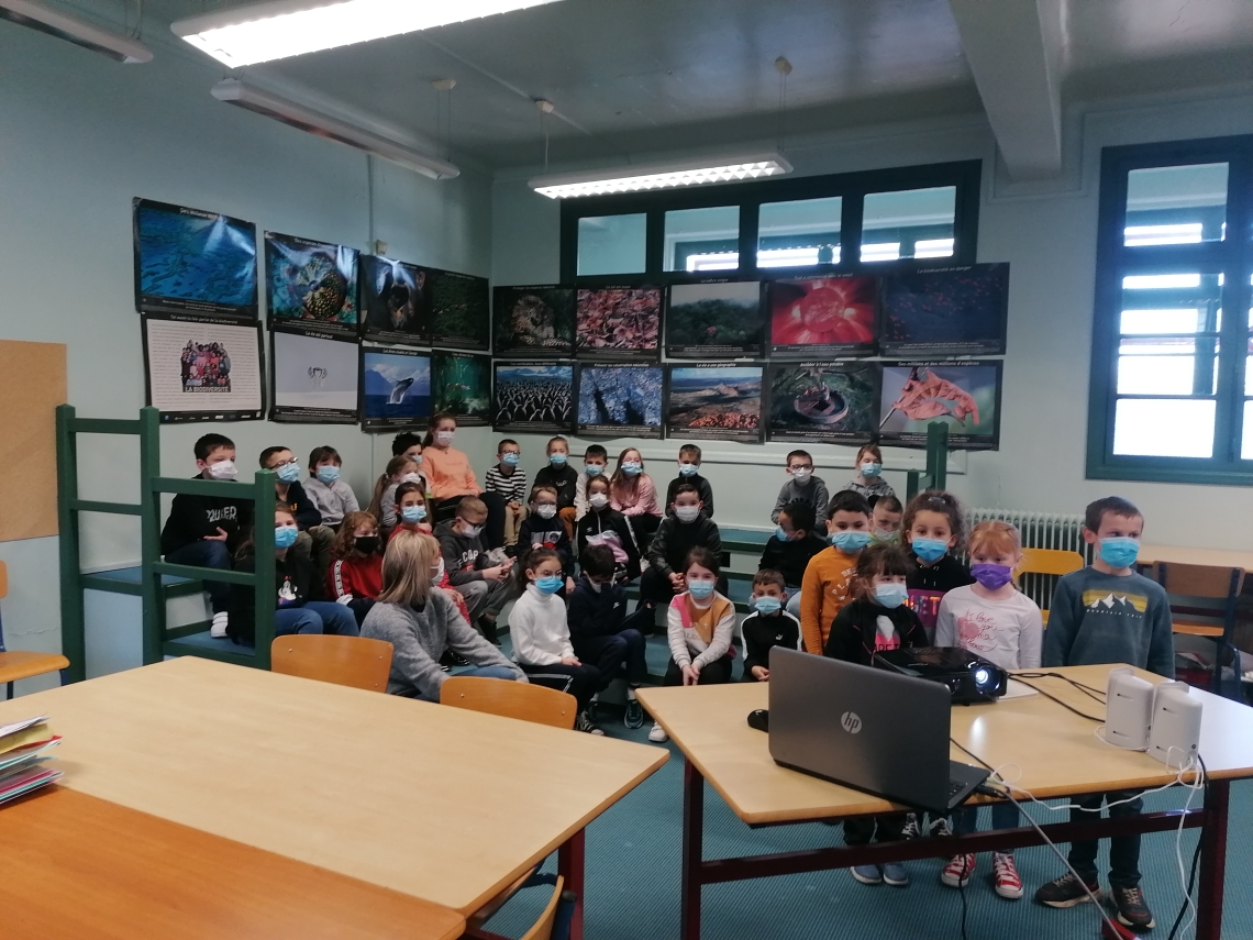 Les enfants de l'école primaire chantent pour les résidents du Foyer Logement.